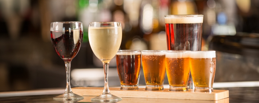 Srpen plný chutí: Slavíme dny piva, vína, prosecca a rumu