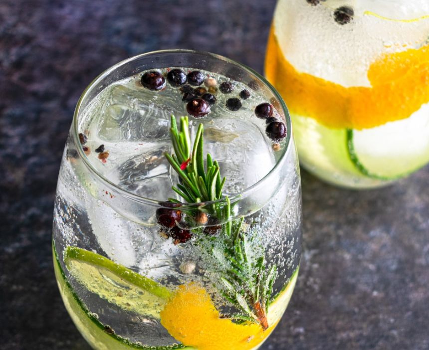 Okurkový sendvič a růžová zahrada: znáte příběh značky Hendrick’s?