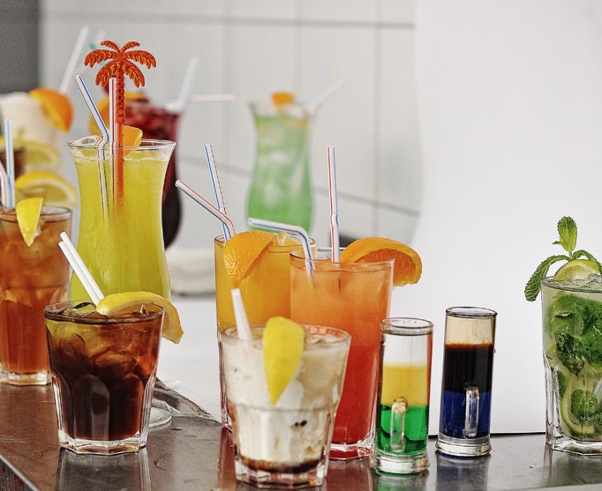 Minimalismus, umami, devadesátky: to jsou trendy mezi koktejly pro rok 2024