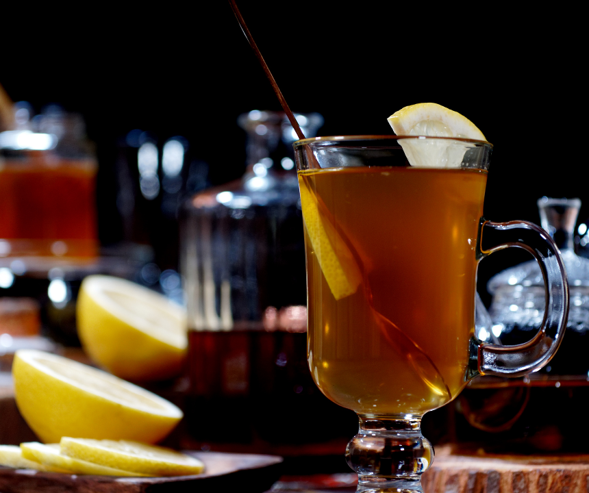 Hot Toddy: horký kořeněný drink na zahřátí