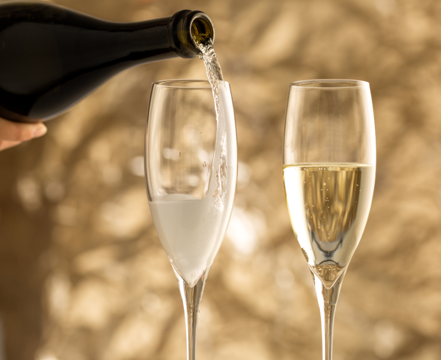 Červen plný chutí: Slavíme koňak, gin, rosé i Lambrusco